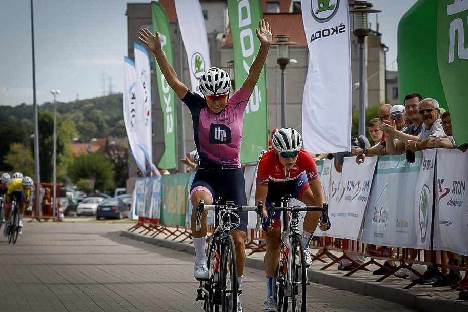 Komunikat numer 6 z 11.08.2019 strona 4 Przeciętna prędkość zwycięzcy 33,698 km/h Klasyfikacja Indywidualna 4 etapu Kategorii Kobiety Open Foto Dariusz KRZYWAŃSKI www.dkpcycling.