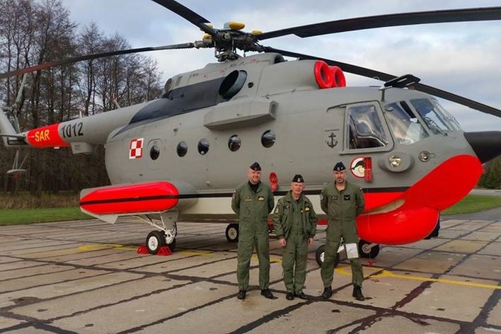 Mi-14PŁ/R (nr 1012) z załogą. Fot. blmw.wp.mil.