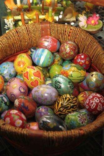 Świętokrzyska Wielkanoc 2 pisanki. Barwiono je w łupinach cebuli, korze dębu i wiśni, w młodych pędach żyta oraz wywarze z czerwi. Nazywano je kraszankami, malowankami lub byczkami.