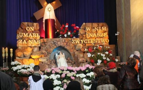Świętokrzyska Wielkanoc 3 W kościołach przy grobie Jezusa odbywają się adoracje Wielka Sobota to dzień święcenia pokarmów.