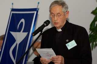 Następnie Prezes przeczytał uchwały NRA przyznające Medale im. prof. Bronisława Koskowskiego i wręczył je obecnym na zjeździe: mgr farm. Zofii Ulz, mgr farm. Zbigniewowi Adamowi Niewójtowi, mgr farm.