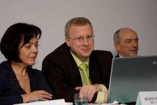 2) mgr farm. Michała Grzegorczyka (Lubelska OIA). Obie kandydatury zostały jednogłośnie wybrane przez Zjazd. 3. Zjazdu przystąpił do wyboru trzech sekretarzy Zjazdu.