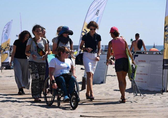 Gdyńskie plaże dostępne dla wszystkich Przemierzają polskie wybrzeże, żeby zwrócić uwagę na kwestię dostępności plaż, a w Gdyni widzą pozytywne wzorce i ogromny potencjał ku temu, żeby wyznaczać nowe