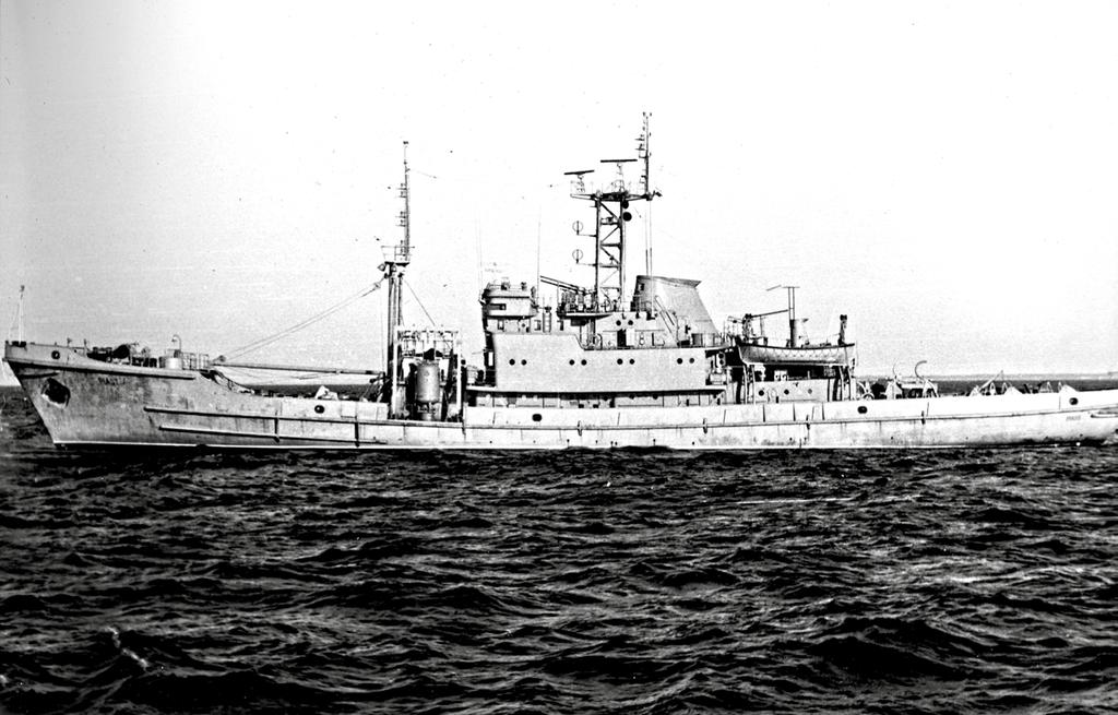 DOŚWIADCZENIA ORP Piast widok z dzwonem nurkowym (1974) 2.