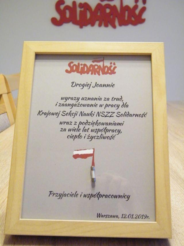 społecznego i gospodarczego i zamiast sprzyjać twórczej pracy na różnych polach, ogranicza ją.
