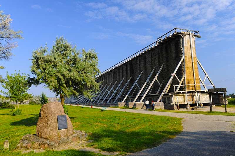 uzdrowiska są obfite złoża wód solankowych, które dzięki obecności chlorku sodu, związków wapnia, magnezu, żelaza, jodu, bromu i innych mikroelementów posiadają wybitne właściwości lecznicze.