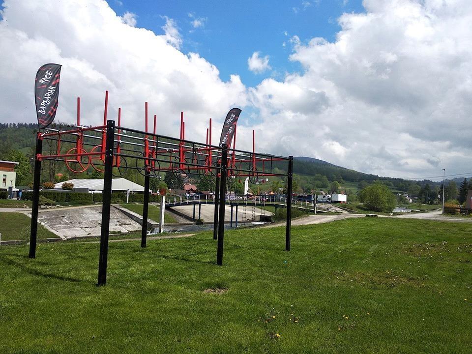 KOŁOWROTY - Przeszkoda polega na przejściu za pomocą czarnych/czerwonych kół na druga stronę przeszkody.