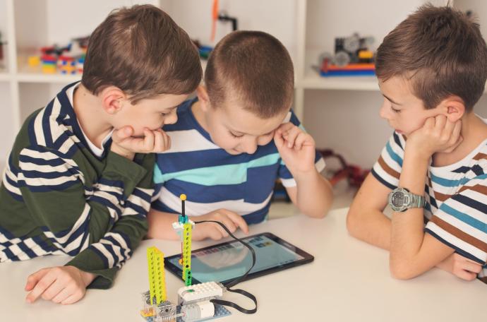 Poprzez zabawę odkrywamy podstawy techniki, a w starszych grupach podstawy robotyki i oprogramowania.