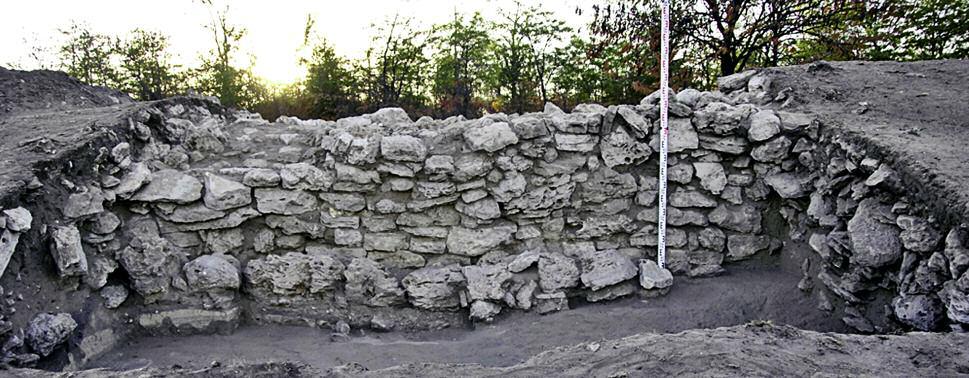 KONSULOvSKOE HILLfORT, UKRAINE. 2016 SEASON fig. 3. Konsulovskoe hillfort. Trench II. The eastern facade of the discovered defensive wall (photo by M. Matera). Ryc. 3. Grodzisko Konsułowskoje.