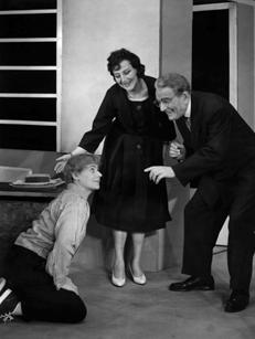 Sezon 1960/61 47 Klara Feher NIE JESTEÂMY ANIO AMI (Nem vagyunk angyalok) przek ad: Ella Maria Sperlingowa re yseria: Stanis awa Zbyszewska scenografia: Zbigniew Klimczyk Premiera: 19 XI 1960 Syliowa
