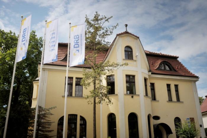 DRB to profesjonalny zespół specjalistów, których ponad 11-letnia praca przyniosła efekt w postaci kilkudziesięciu tysięcy klientów zadowolonych z uzyskania dla nich należytych rekompensat