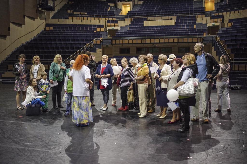 Teatr Muzyczny w Gdyni w jedną godzinę lekcyjną 10 maja, godz. 9.00-12.00 Zwiedzanie Teatru Muzycznego w Gdyni. Uczestnicy odkryją kulisy i odwiedzą teatralne zakamarki.