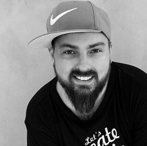 Sylwetki stylistów Marki: 1.DAWID SZPRUCH ŁÓDŹ. Fryzjer, stylista, edukator. Prawdziwy człowiek renesansu, wciąż poszerza swoje horyzonty.