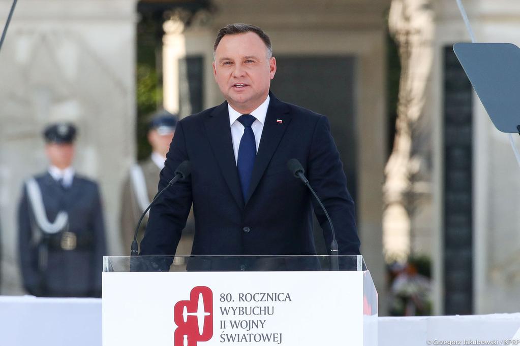 Dodał, że kolejnym elementem pamięci o tej wojnie jest nasz obowiązek opiekowania się nimi i zachęcania młodych, by je odwiedzali i "podejmowali się tego straszliwego, wstrząsającego przeżycia, jakim