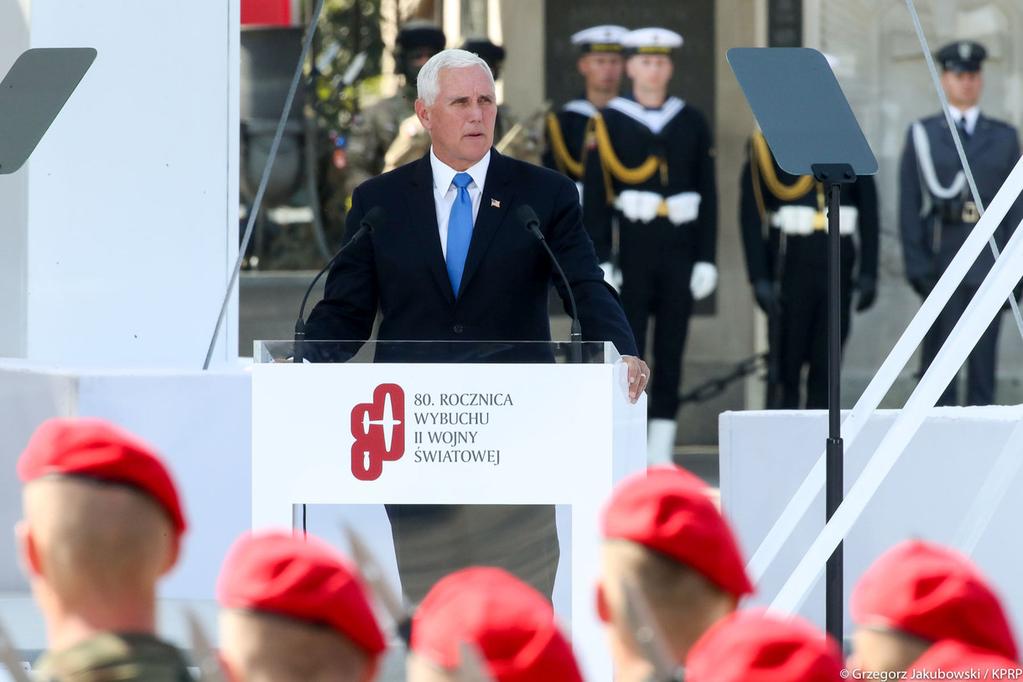 Przypomniał, że dwa lata temu prezydent USA Donald Trump przybył do Warszawy i mówił o "potędze więzi pomiędzy Amerykanami i Polakami".