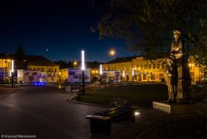 Plac utworzono w miejscu, gdzie przez ok. 50 lat był park im. Marii Konopnickiej. Jeszcze wcześniej istniał tam plac handlowy. Całkowity koszt inwestycji wyniósł ponad 9,6 mln zł.