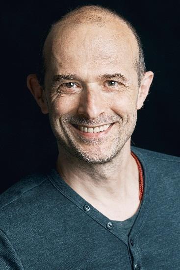 Niedziela, 19 maja 2019 po pokazie Raportu Kasandry odbędzie się rozmowa z twórcami spektaklu GRZEGORZ BRAL Reżyser teatralny, nauczyciel Aktorskiej Metody Koordynacji.