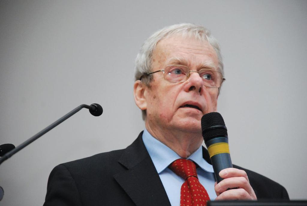 Rycina 5. Profesor Wojciech Rowiński w podczas wykładu w czasie XVII Konferencji Naukowo-Szkoleniowej PTN w Poznaniu w czerwcu 2008 roku (fot. Janusz Ostrowski) Rycina 6.