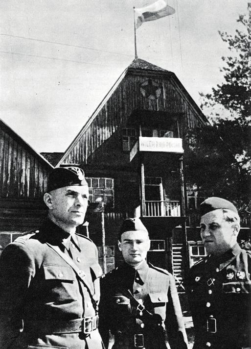 1. WARSZAWSKA BRYGADA PANCERNA 1943 1945 Przed siedzibą dowództwa 1 DP, od lewej: płk dypl. Zygmunt Berling dowódca dywizji, mjr Włodzimierz Sokorski zastępca ds. pol.