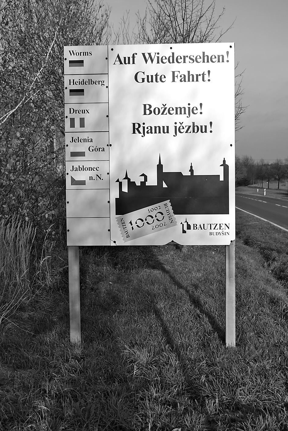 Migranća maja wjele wuknyć, zo bychu so w kraju orientować móhli: rěč kraja, kulturu kraja, płaćace prawa a winowatosće w kraju. K tomu poskića so kursy, ale tež pomoc jednotliwca je móžna.