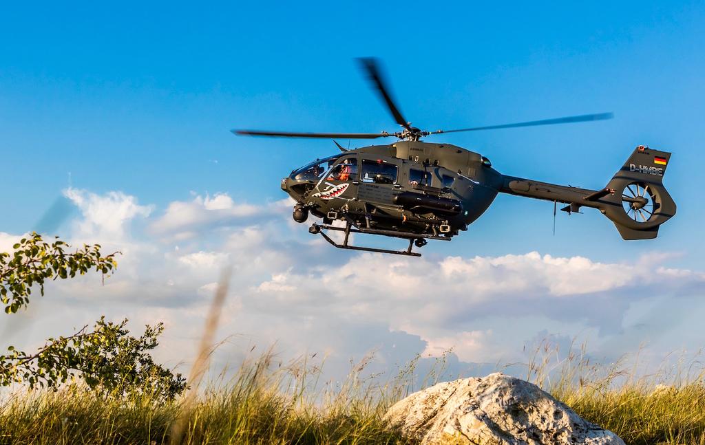 w ﬁrmie Airbus Helicopters zaprosiliśmy was, żebyście zobaczyli możliwości naszego śmigłowca w rzeczywistości, a nie w Power Poincie.