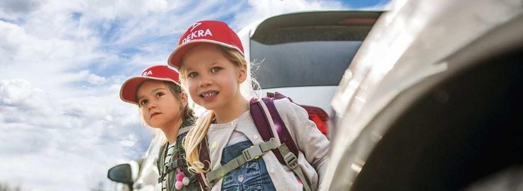 lipiec/sierpień 2019 ) można uzyskać w redakcji prasowej DEKRA. W przypadku złej widoczności przy krawędzi jezdni nigdy nie należy przechodzić na drugą stronę! Uwaga!