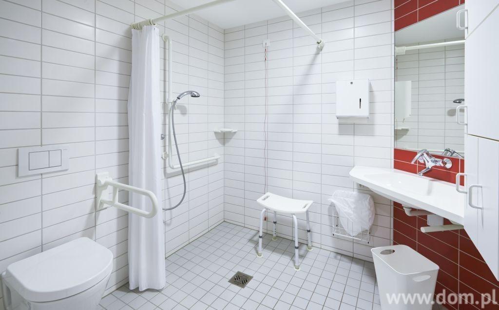 Prysznic bez brodzika poleca się także w sytuacji, gdy użytkownikami łazienki są osoby starsze lub niepełnosprawne.