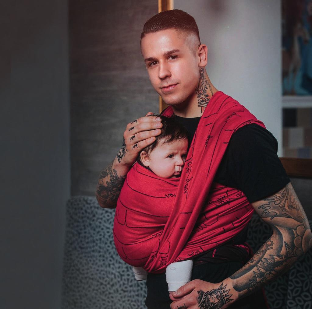 Prawidłowa pozycja dziecka Babywearing correct positioning czółko na wysokości pocałunku forehead you should be able to kiss it easily buzia dziecka widoczna przez cały czas your baby s face should