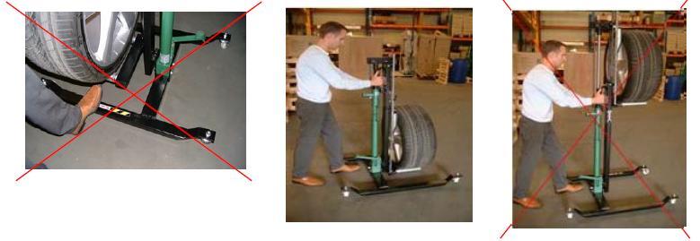 Urządzenie może być używane tylko na poziomym, płaskim i stabilnym podłożu. 3. Można przesuwać wózek tylko w pozycji opuszczonej (Rys. 7-8). 4.