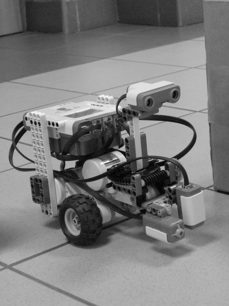 ponowne przeliczenie wartości pola potencjalnego, w wyniku której to operacji robot zmienia swoją trasę tak by nowo powstałą przeszkodę ominąć i dotrzeć do celu (rysunek 4b).