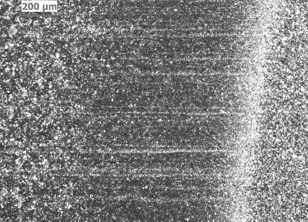 Szerokość strefy wpływu ciepła nagrzanej powyżej A c1 nie przekracza 0,3 mm i jest wyraźnie zarysowana. W odległości do ok. 1 mm obserwowano odmienne zachowanie się stali podczas trawienia.