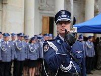 polskim policjantom za codzienną służbę, za profesjonalizm, ofiarność i patriotyzm. Dzięki Waszym postawom i cechom Polska jest dziś bezpieczna a obywatele mogą normalnie żyć i czuć się bezpiecznie.