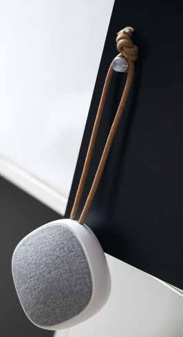 300 mah, posiada kabel USB z wtyczką Micro-USB i wejściem liniowym (gniazdo 3,5