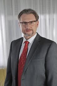 Dariusz Wiktorowicz - aktor, absolwent wydziału aktorskiego (1988) Państwowej Wyższej Szkoły Teatralnej w Łodzi. Znany głównie z roli Ryszarda Barańskiego w serialu Licencja na wychowanie.
