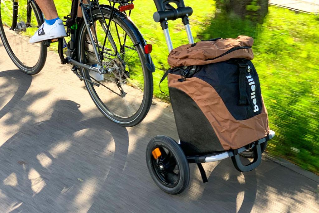 Przyznajmy też, że wózek B-Tourist jest po prostu ładny. W dzisiejszych czasach to modny gadżet do roweru. Do wyboru mamy dwa kolory: brązowo-czarny oraz limonkowo-czarny.
