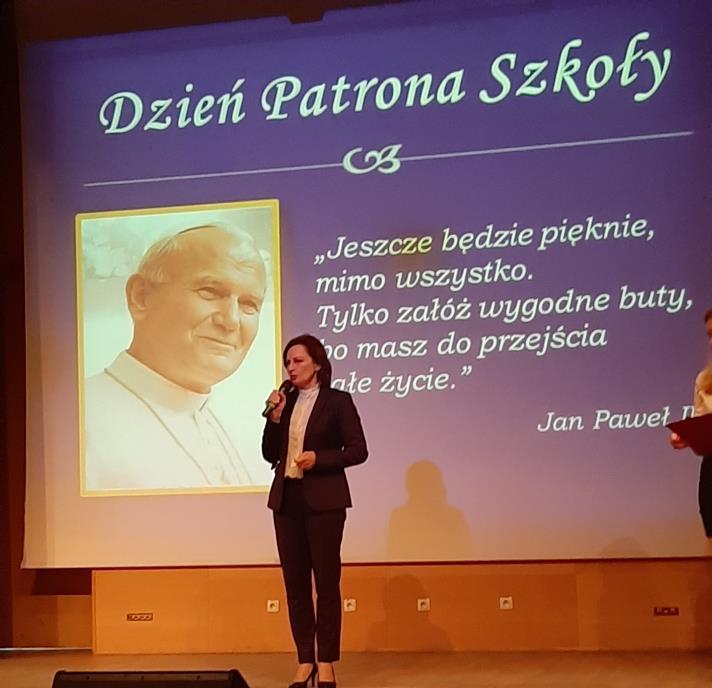 Jana Pawła II, składając kwiaty przy tablicy upamiętniającej Jeg sbę.