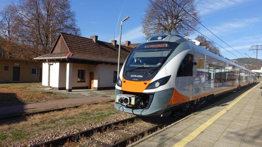Opis: Nowoczesny tabor kolejowy na terenie województwa świętokrzyskiego, źródło: UMWŚ w Kielcach W województwie świętokrzyskim zostało zrealizowanych, w całości lub części, kilka inwestycji