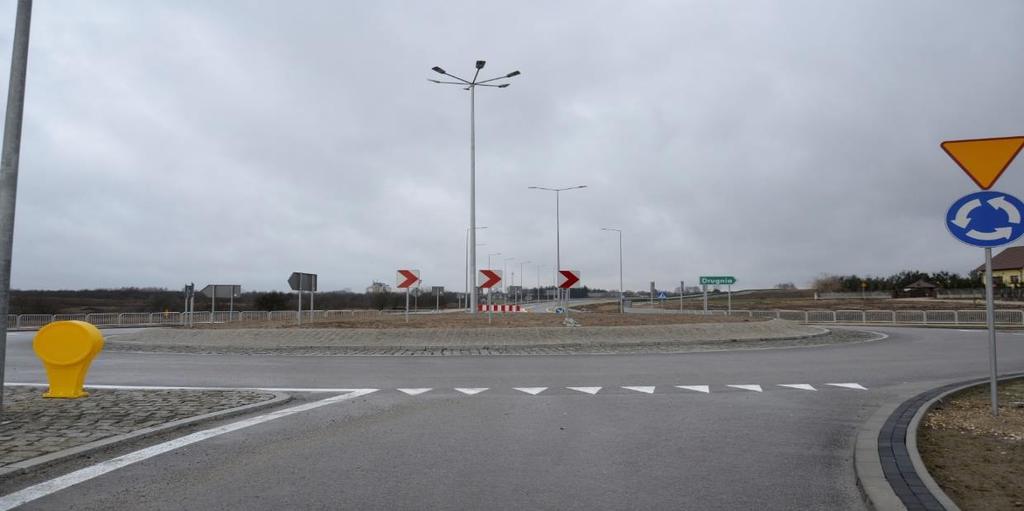 Opis: Północna obwodnica Chmielnika w ciągu DW 765 od skrzyżowania z DK 73, źródło: ŚZDW w Kielcach Następnym ważnym przedsięwzięciem realizowanym w 2018 roku przez Świętokrzyski Zarząd Dróg