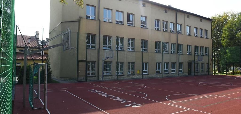 Następne zrealizowane zadanie to przebudowa boiska sportowego przy Szkole Podstawowej Nr 2 w Wieliczce.