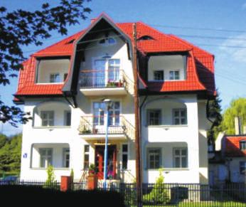 KUDOWA ZDRÓJ uzdrowisko górskie o najłagodniejszym klimacie w polskich górach położone jest u podnóża Gór Stołowych o wyjątkowo dogodnej lokalizacji, blisko granicy z Czechami.