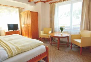 HOTEL ARISTON *** położony w centrum miejscowości. Do dyspozycji gości jest restauracja, drink bar i sauna sucha. Internet Wi-Fi. pokoje 2 i 3-osobowe z łazienkami i TV.