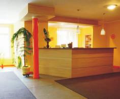Do dyspozycji gości jest jadalnia, sala szkoleniowa na 50 osób. W obiekcie jest również sauna, jacuzzi i kabina infrared oraz bilard i tenis stołowy. Przed obiektem zadaszone miejsce na ognisko.