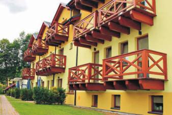apartamenty 2-6 osobowe, wszystkie z łazienkami, TV, balkonami oraz aneksami kuchennymi wyposażonymi w lodówkę, czajnik, zastawę stołową i sztućce pokoje 1, 2-osobowe z łazienkami, TV, czajnikiem,