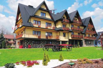 Z tarasu budynku podziwiać można piękną panoramę Tatr. Do dyspozycji gości jest restauracja, lobby bar, mini spa- jacuzzi, sauny, strefa relaksu. Udogodnienia dla niepełnosprawnych - winda.
