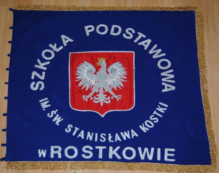 Sztandar szkoły (opis, wygląd) Sztandar szkoły ma wymiary 95 cm na 104 cm i obszyty jest złotymi frędzlami o długości 5 cm. Awers jest w kolorze granatowym, który wiąże się ze szkołą i nauką.