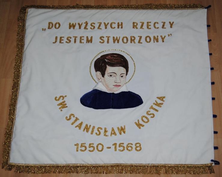 Orzeł umieszczony jest na tarczy w czerwonym kolorze, która symbolizuje ochronę, odwagę, waleczność oraz spokój. Wokół godła znajduje się nazwa szkoły Szkoła Podstawowa im. Św.