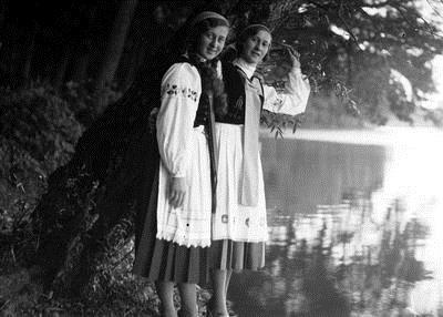 Dziewczęta z Kartuz w strojach regionalnych (1933) (Źródło: Zbiory Narodowego Archiwum Cyfrowego) Proces rekonstrukcji zakończył sie