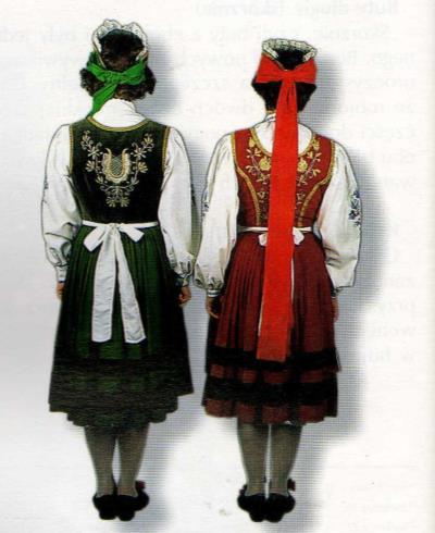 Obecnie funkcjonujący galowy strój kobiecy składa się z następujących części: czepiec (nakrycie głowy), serdak, spódnica, koszula,