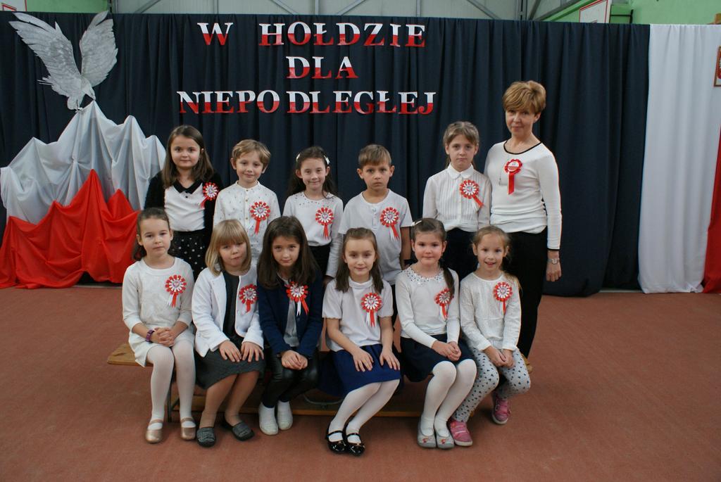 Każdy przyszedł ubrany odświętnie, z biało-czerwonym kotylionem na piersi. O godzinie 11:11 wszyscy obecni odśpiewali Mazurek Dąbrowskiego.