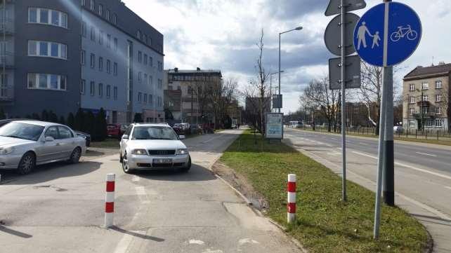 Samochody wjeżdżające na ten parking pod ddr zniszczyły fragmenty zieleni, a dodatkowo takie sytuacje zagrażają bezpieczeństwu pieszych i rowerzystów.